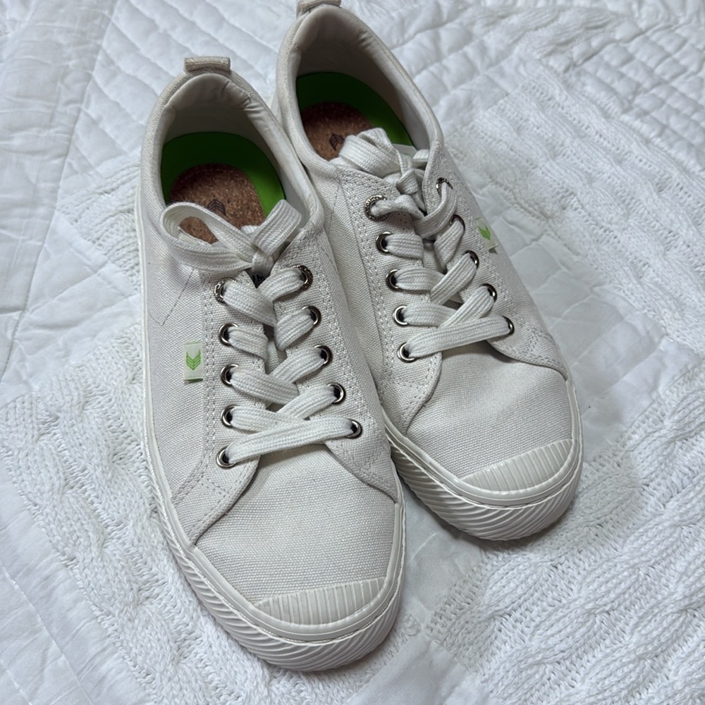 Cariuma Off White Canvas Sneakers 9 Women / 7.5 Men